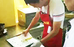 學(xué)員實(shí)踐腸粉制作