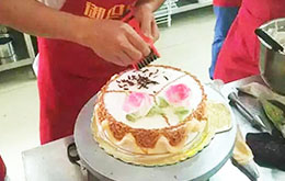 學(xué)員為蛋糕做巧克力碎屑