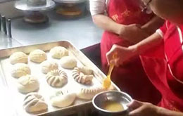 學(xué)員為面包刷蛋液