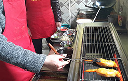 學(xué)員烤制雞翅包飯
