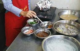學(xué)員制作花甲粉