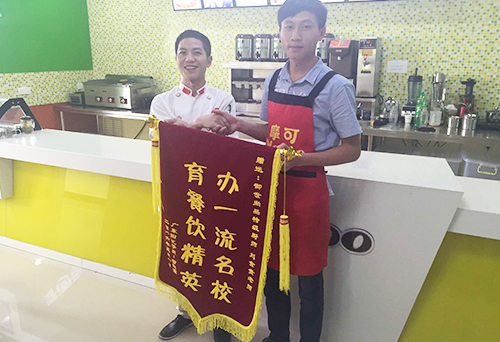 學(xué)員贈(zèng)予劉老師錦旗1