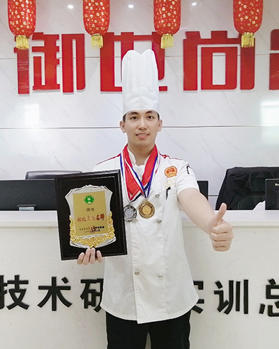 顏軍，一級(jí)面點(diǎn)技師